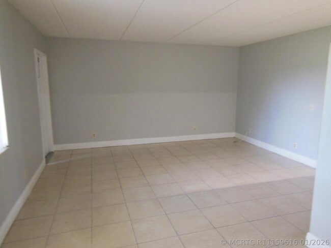 Building Photo - 709 Meadows Cir