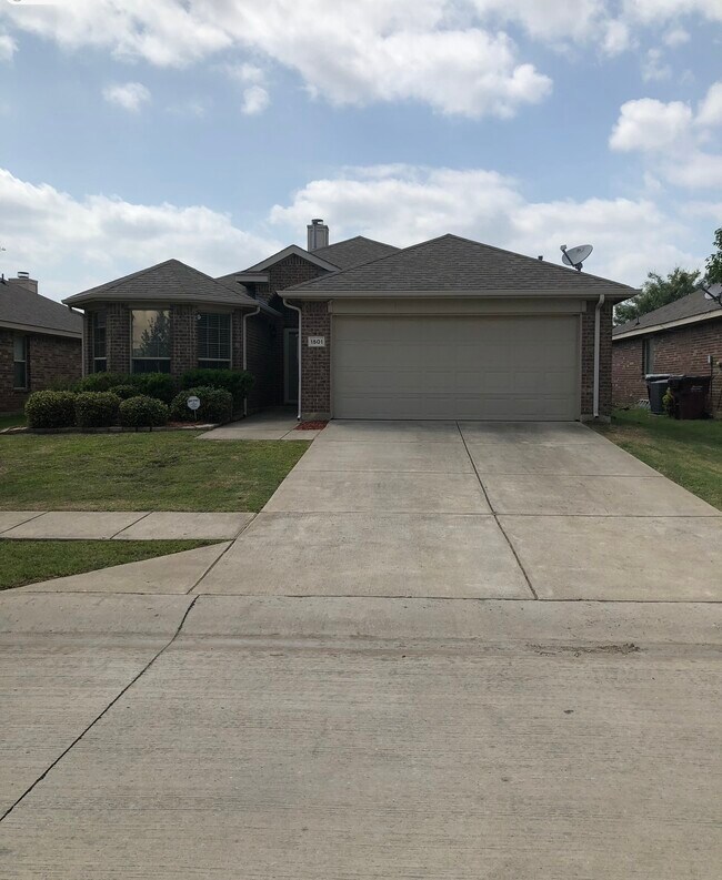 Primary Photo - 1501 Applegate Way