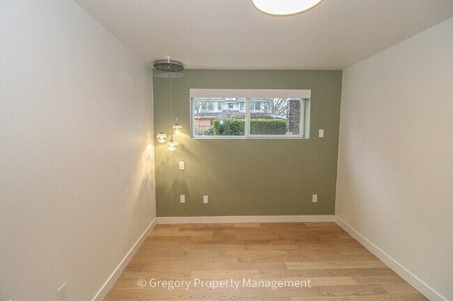 Building Photo - 604 9th Ave