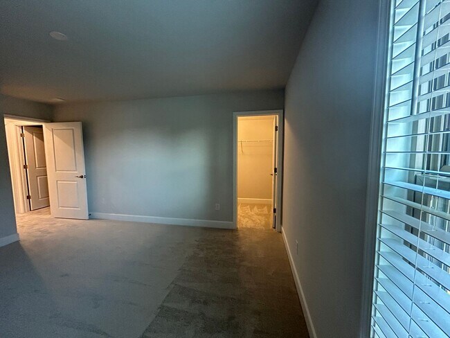 Building Photo - 450 Bandon Wy