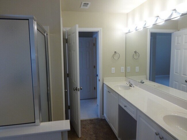Building Photo - 402 Cliffview Ct