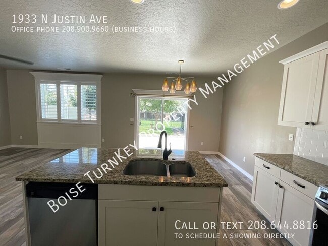 Building Photo - 1933 N Justin Ave