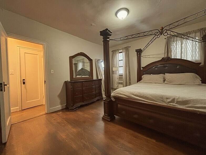 Building Photo - 463 E 178th St