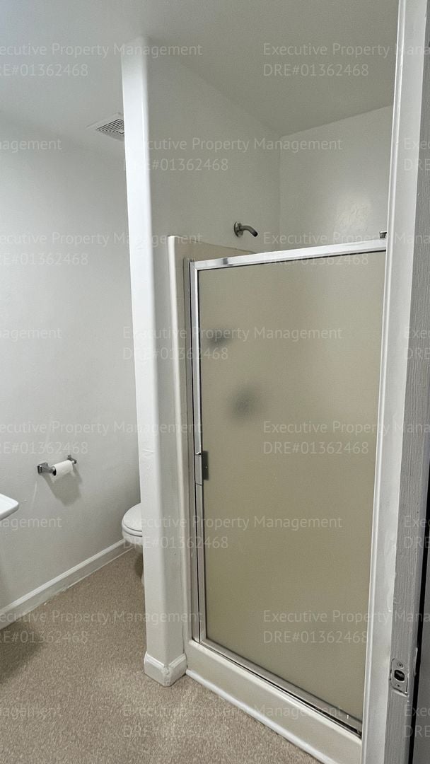 Building Photo - Spacious 3 bedroom, 2.5 bathroom townhome....