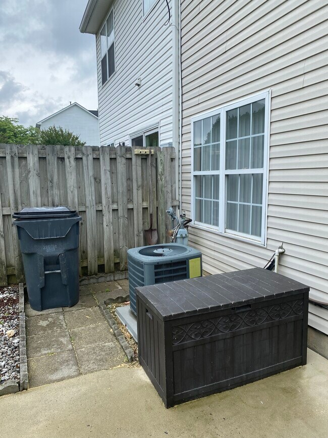 Building Photo - 102 Watertree Ln
