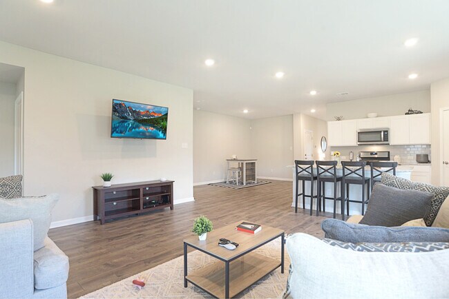 Building Photo - 772 Gold Finch Way