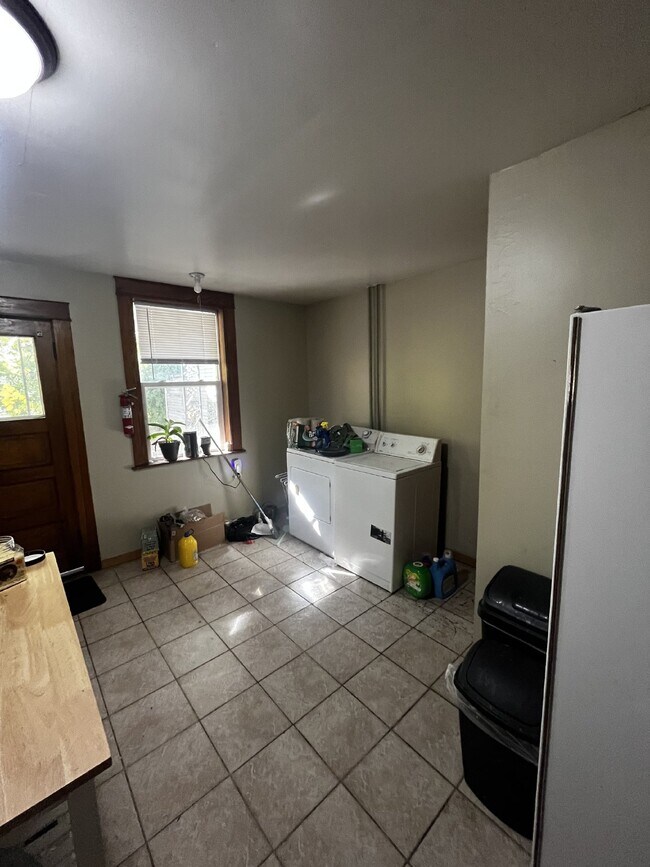 Building Photo - Cozy 4 Bed 1 Bath near UWEC!