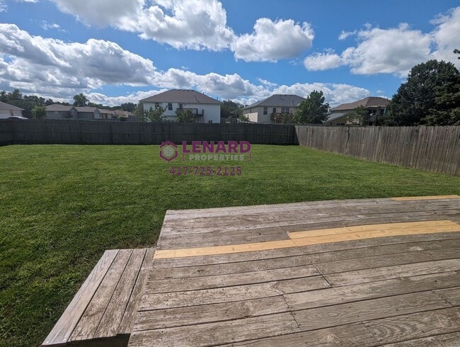Building Photo - Large 3 Bedroom Home Ready for Move In!