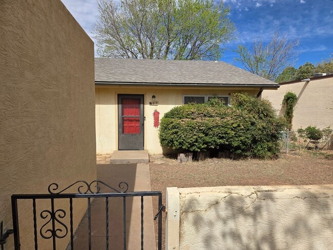 Building Photo - Adorable 3 Bed/2 Bath Paseo Village Townhome