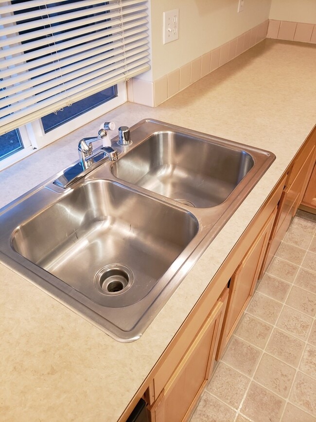 Building Photo - Gem Heights Spaciousness