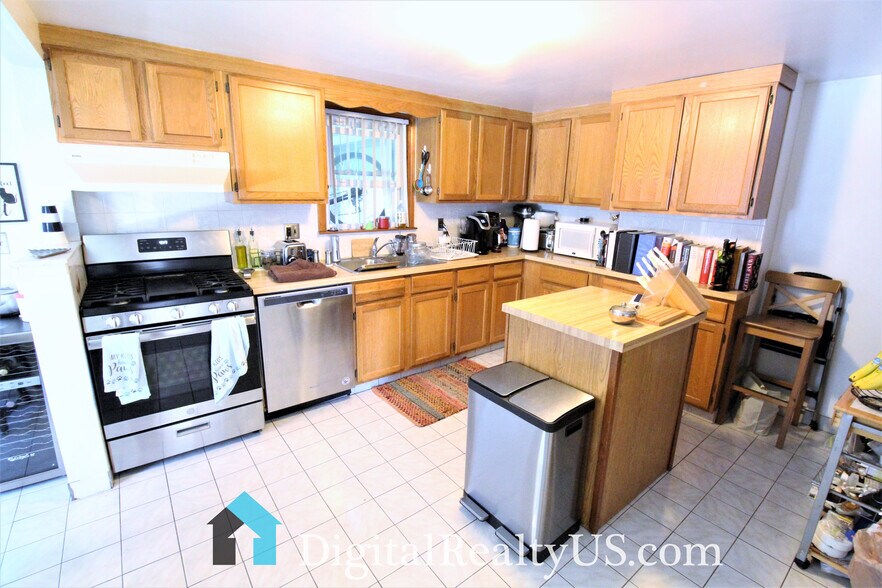 Building Photo - 116 Massasoit St