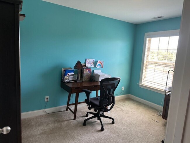 Building Photo - 4 Bedroom, 2.5 bath home in Mimosa Bay Com...