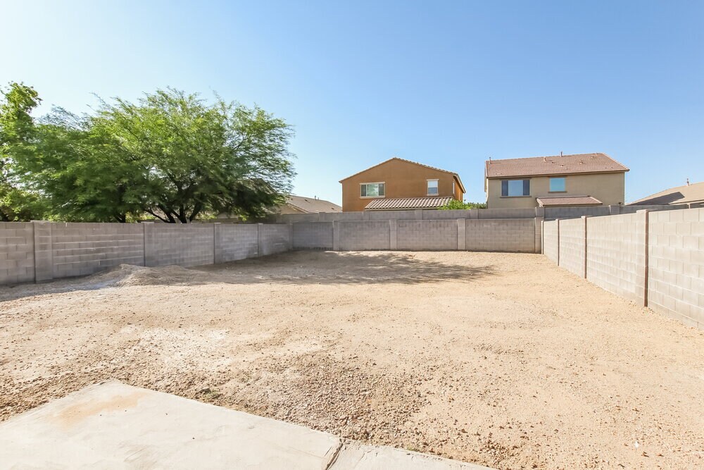 Building Photo - 2036 E Danbury Rd