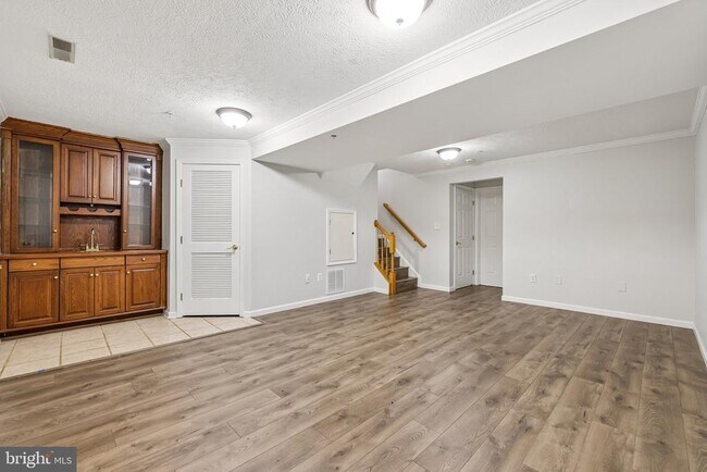 Building Photo - 8727 Thornbrook Dr