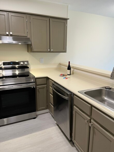 Building Photo - 1204 Whitney Ave