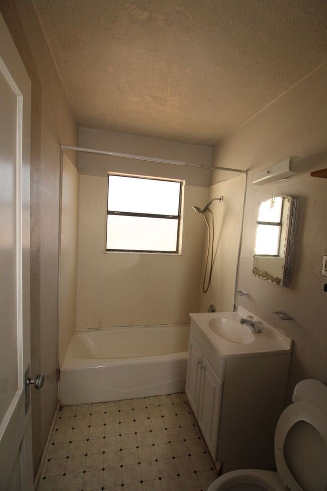 Building Photo - MINUTES FROM FORT BLISS!!