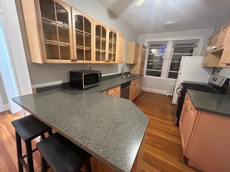 Building Photo - 93 Chester St