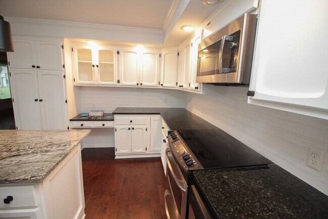 Building Photo - Lake Minnetonka Lakeshore!!