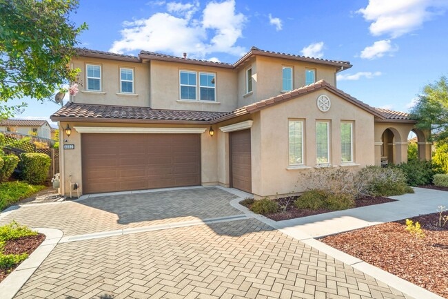 Building Photo - HILLTOP CORNER HOME WITH GORGEOUS VIEWS