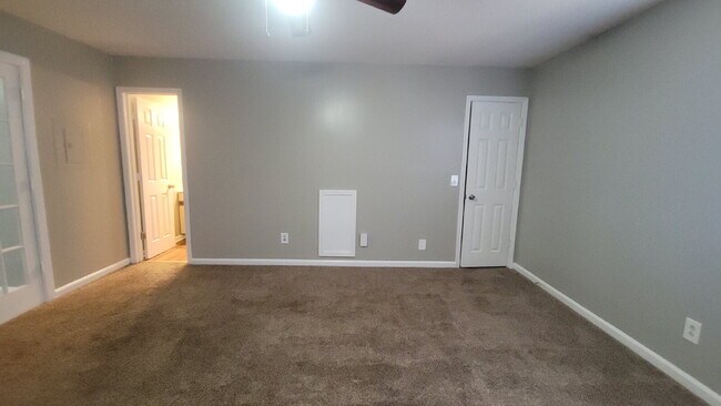 Building Photo - 4421 Bonnell Dr