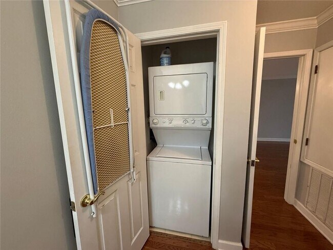 Building Photo - 1308 Pine Heights Dr NE