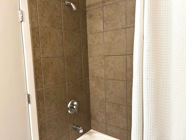 Building Photo - 873 N Larrabee St