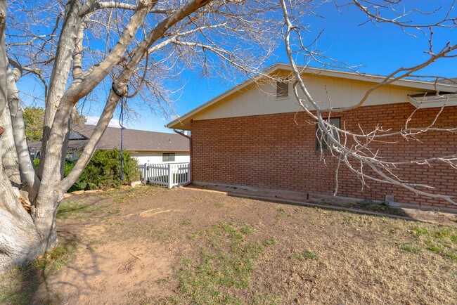 Building Photo - Beautiful 3 Bedroom Home in Bloomington Hills