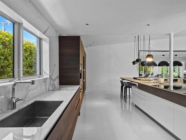 Building Photo - 425 E Dilido Dr