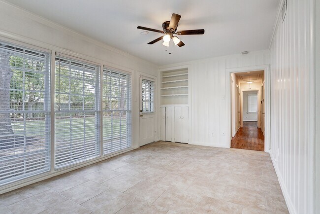 Building Photo - 3709 Parkwood Dr