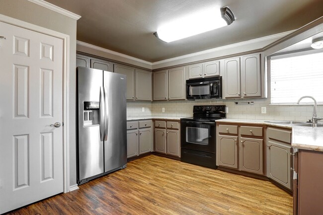 Building Photo - 3 Bedroom 2 Bathroom House in PGISD!