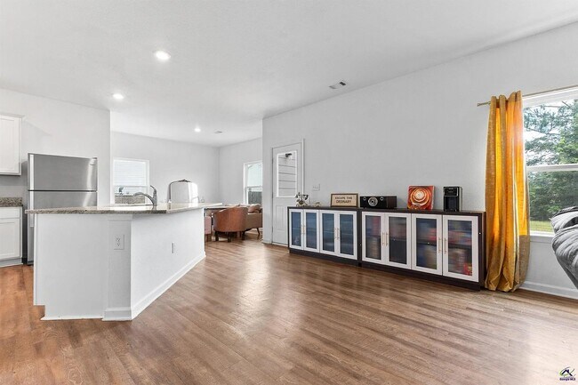 Building Photo - 3335 Bridgewood Dr