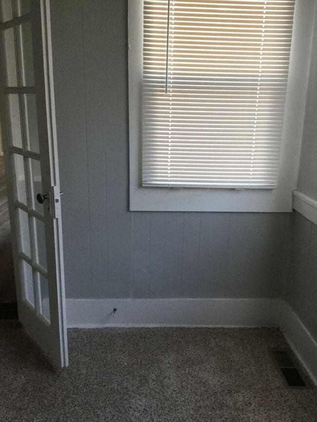 Building Photo - 2+ Bedroom home Near Downtown!