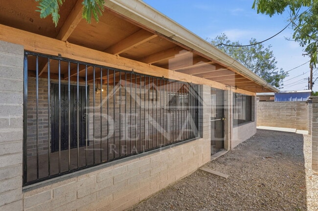 Building Photo - 1808 W Caravelle Rd