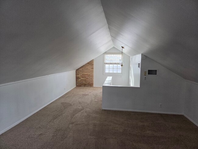 Building Photo - 2528 Beverly St E