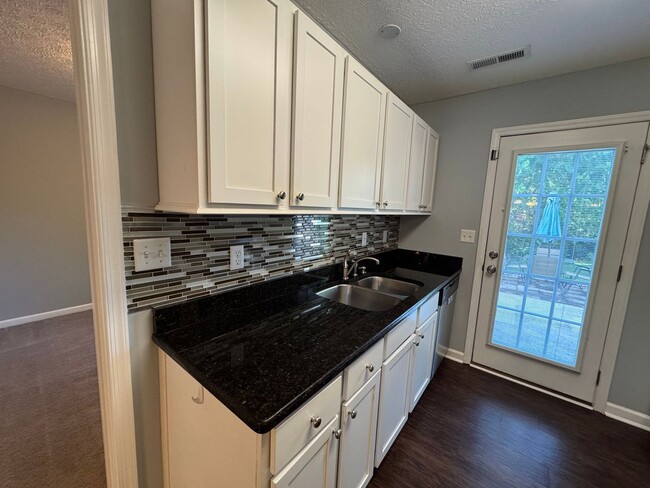 Building Photo - Beautiful 3Bedroom/3Bath Town-Home
