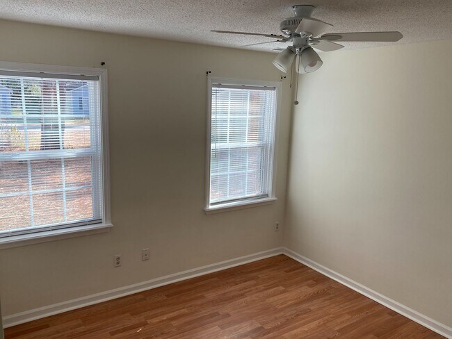 Building Photo - Student Friendly Home 208 Hillsdale Drive