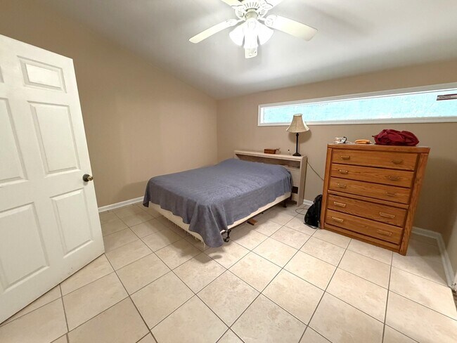 Building Photo - 514 Teal Ln