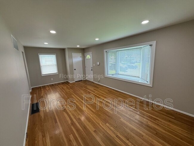 Building Photo - 1136 Pauline Ave