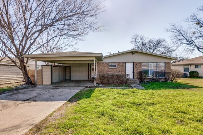 Building Photo - Spacious 4 Bed 2 Bath Home with Stainless Steel Appliacnes