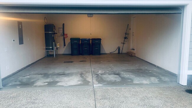 Building Photo - 5 Bedrooms and an Office Space!