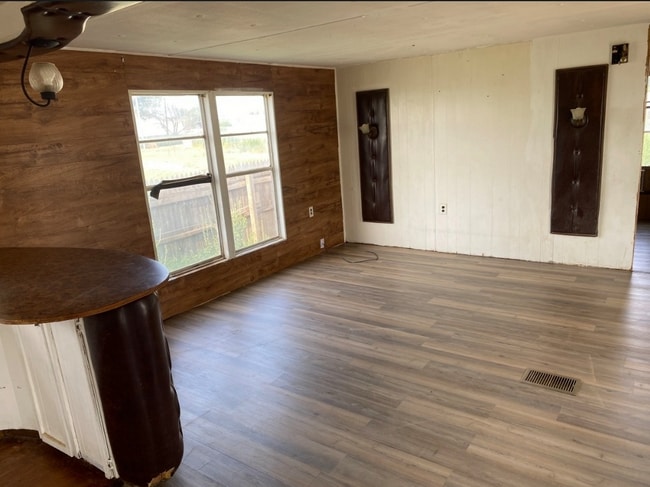 Building Photo - 509 May St