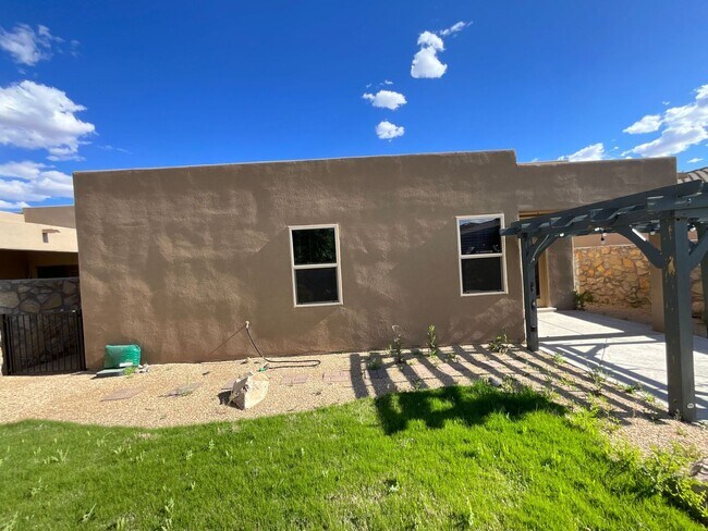 Building Photo - Beautiful Home Located in the Heart of growing Las Cruces