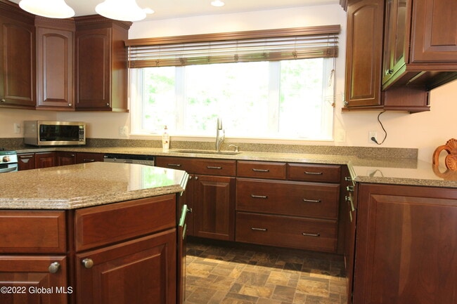 Building Photo - 73 Birchwood Ln