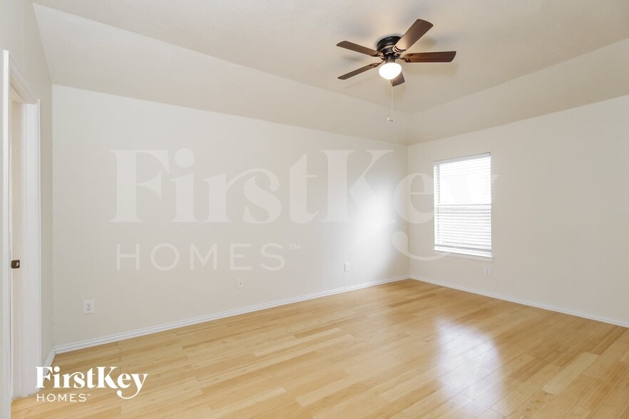 Building Photo - 1055 Waterview Dr