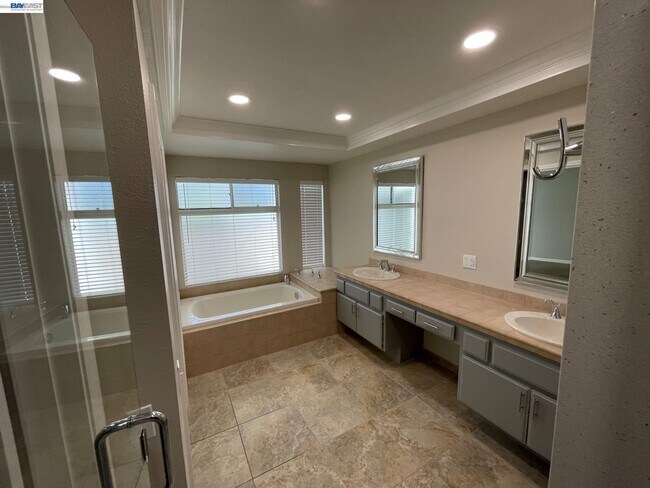 Building Photo - 701 Glen Eagle Ct