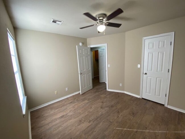Building Photo - 2 bedrooms - 2 baths + Garage!! Self Showi...
