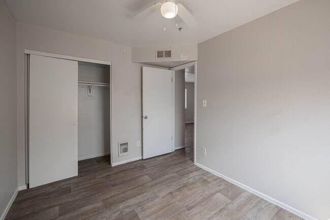 Building Photo - 622 N 30th Pl