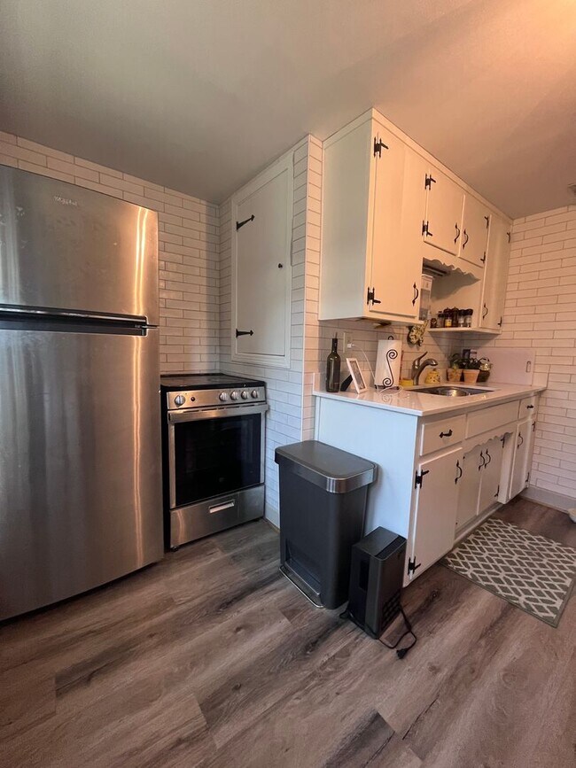 Building Photo - 5002 Dakota Ave