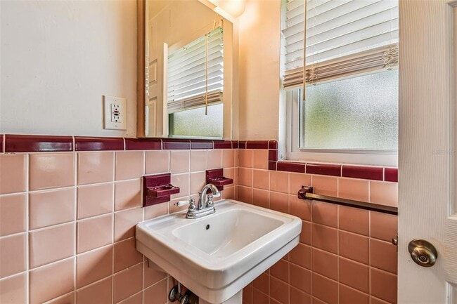 Building Photo - 275 Mateo Way NE