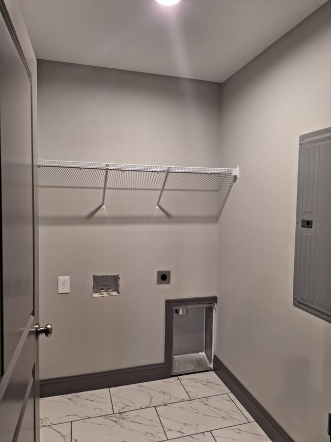 Building Photo - NEW DUPLEX Conveniently located to 40 West